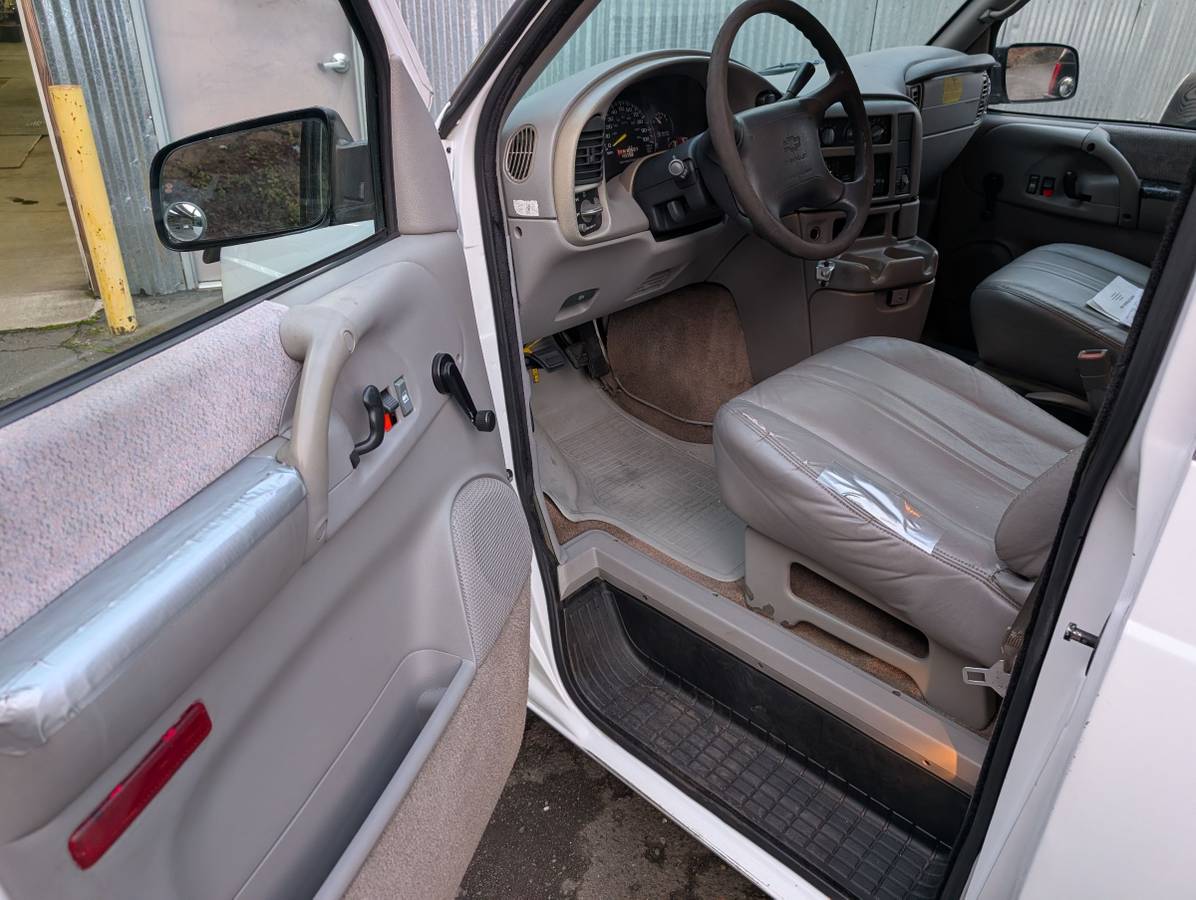 Chevrolet-astro-van-1996-white-9