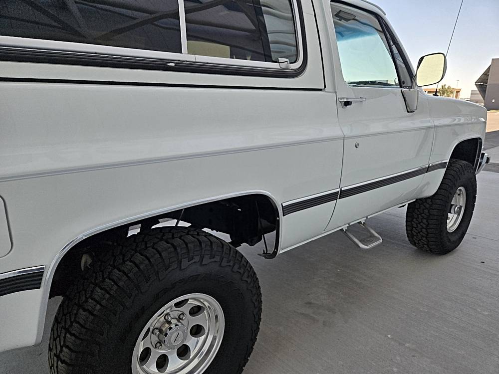 Chevrolet-blazer-1989-white-10