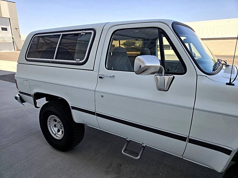 Chevrolet-blazer-1989-white-18
