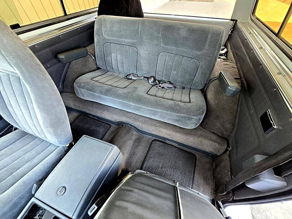 Chevrolet-blazer-1989-white-3