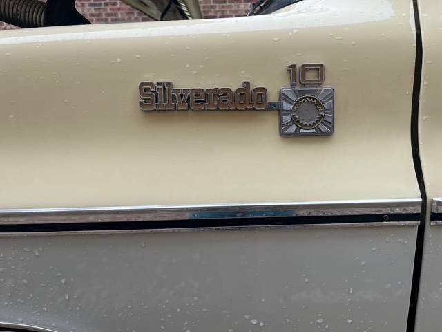 Chevrolet-c10-silverado-lwb-1975-custom-17