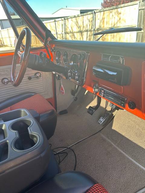 Chevrolet-c10-stepside-1967-orange-2