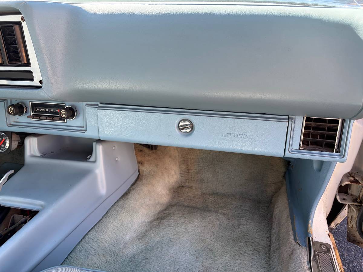 Chevrolet-camaro-1979-white-23