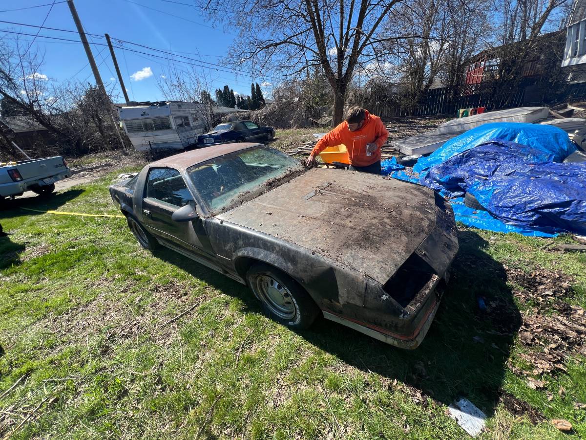 Chevrolet-camaro-1984-black-2
