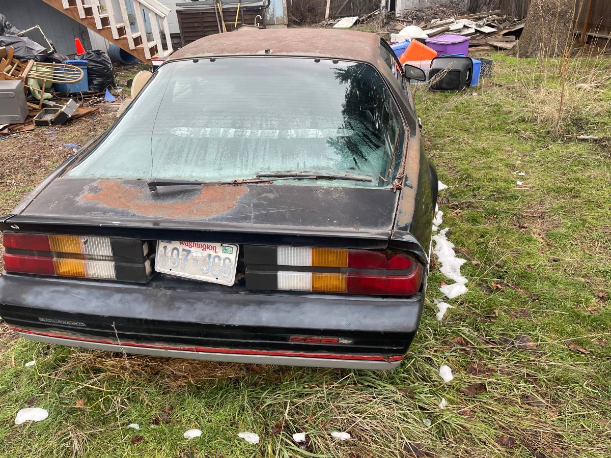 Chevrolet-camaro-1984-black-4