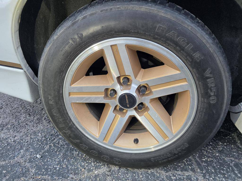 Chevrolet-camaro-iroc-z-1986-white-1