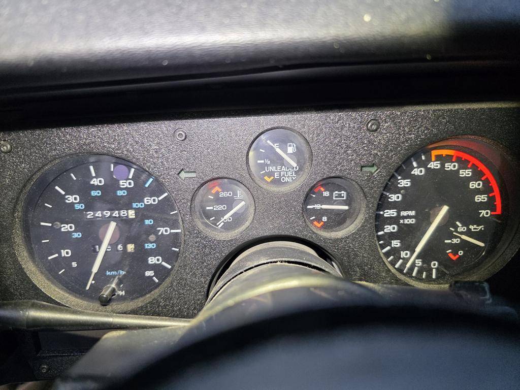 Chevrolet-camaro-iroc-z-1986-white-11