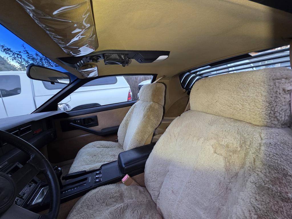 Chevrolet-camaro-iroc-z-1986-white-12