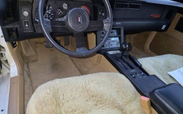 Chevrolet-camaro-iroc-z-1986-white-13