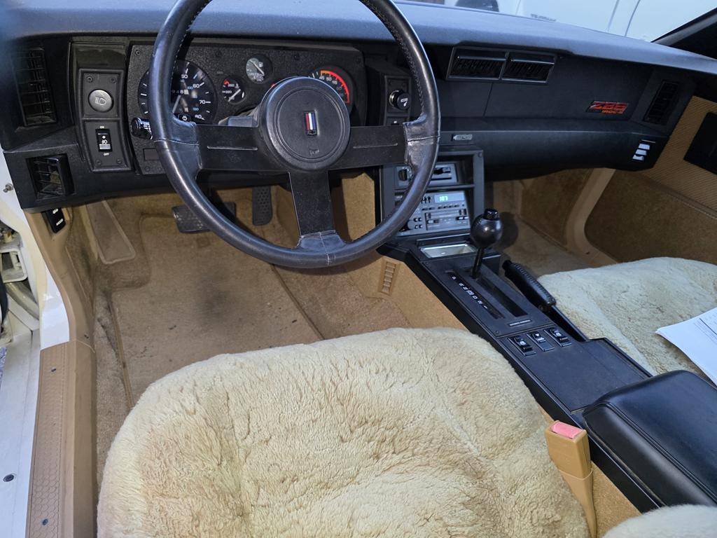 Chevrolet-camaro-iroc-z-1986-white-13