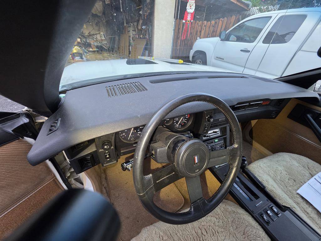 Chevrolet-camaro-iroc-z-1986-white-14