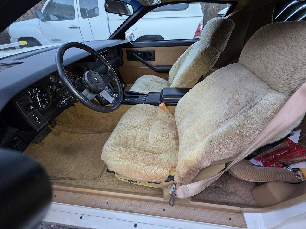 Chevrolet-camaro-iroc-z-1986-white-16