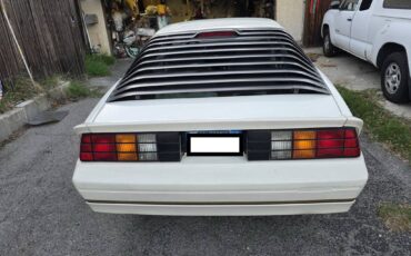 Chevrolet-camaro-iroc-z-1986-white-4