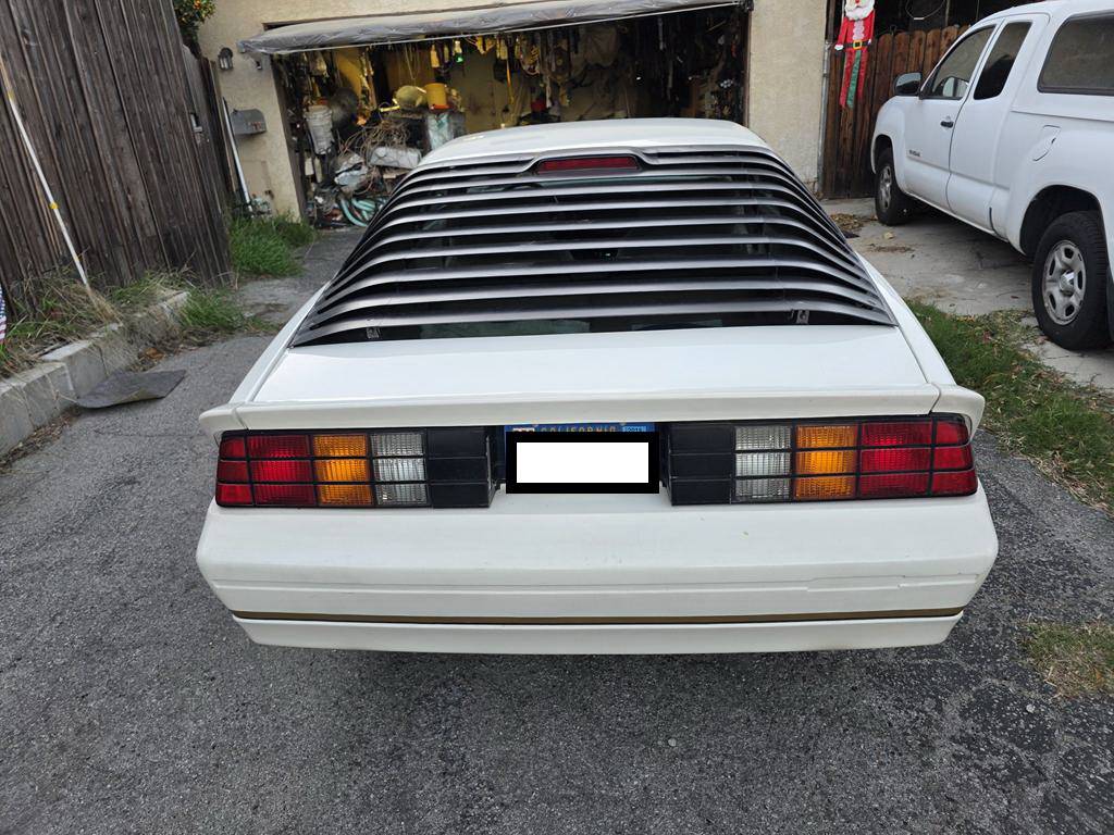 Chevrolet-camaro-iroc-z-1986-white-4