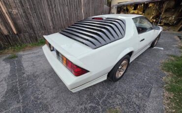 Chevrolet-camaro-iroc-z-1986-white-6