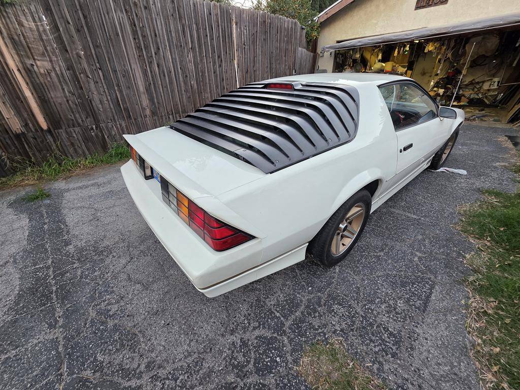 Chevrolet-camaro-iroc-z-1986-white-6