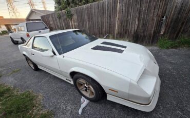 Chevrolet-camaro-iroc-z-1986-white-7