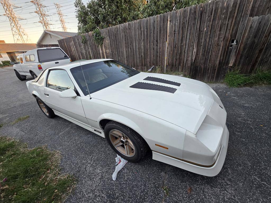 Chevrolet-camaro-iroc-z-1986-white-7