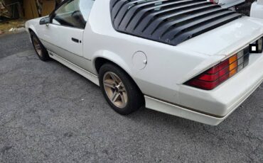 Chevrolet-camaro-iroc-z-1986-white-8