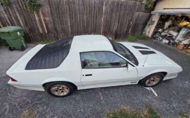 Chevrolet-camaro-iroc-z-1986-white-9