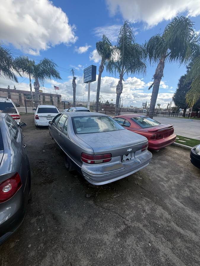 Chevrolet-caprice-1995-grey-1