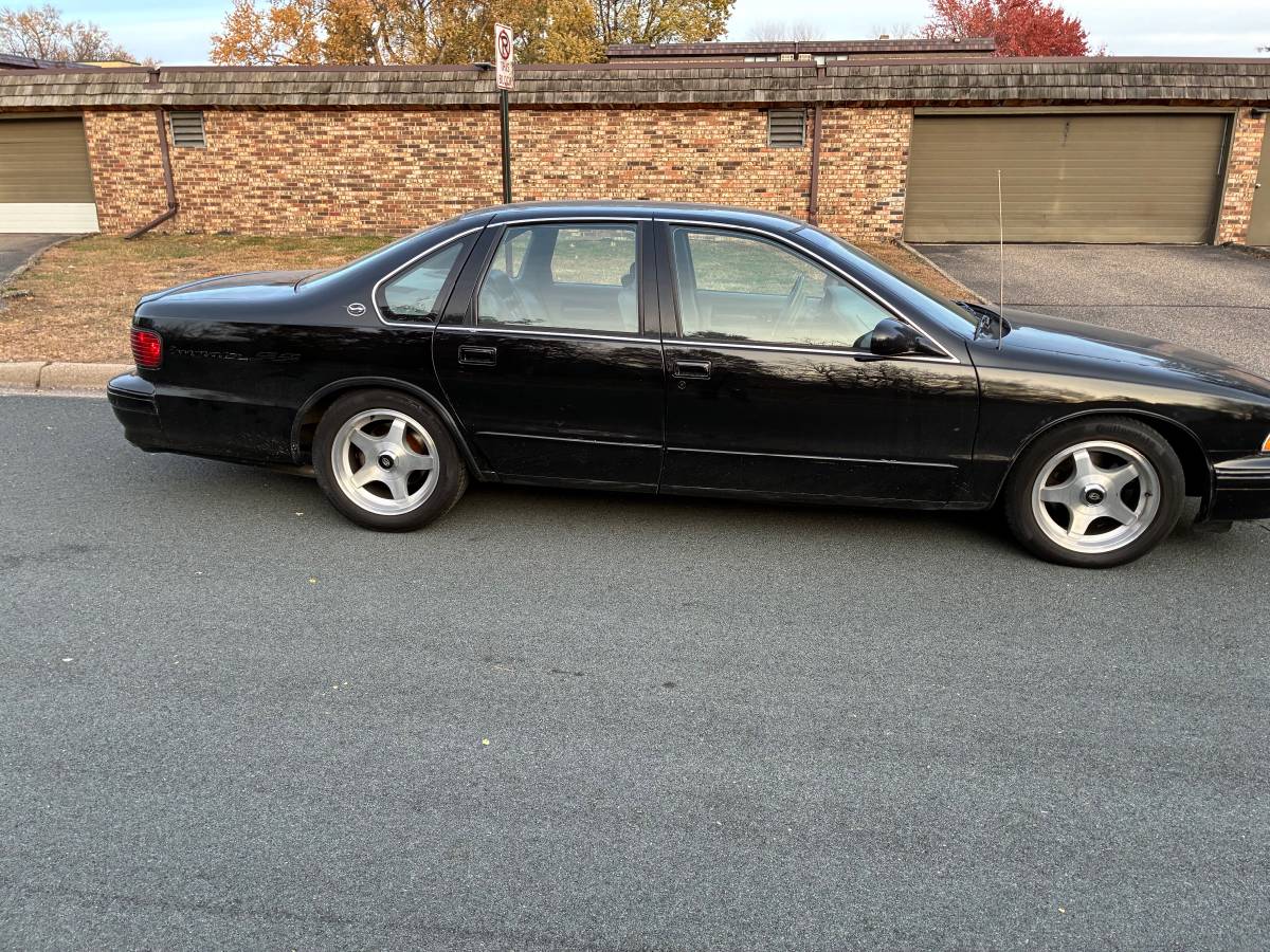Chevrolet-caprice-classic-amp-classic-wagon-1996-black-2