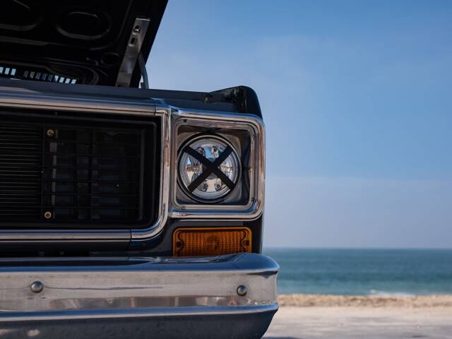 Chevrolet-chevy-c10-1974-custom-1
