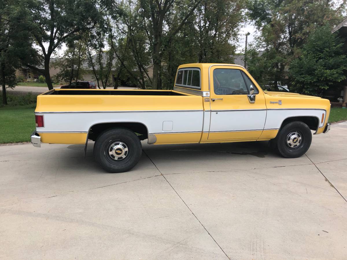 Chevrolet-cheyenne-1979-yellow-1