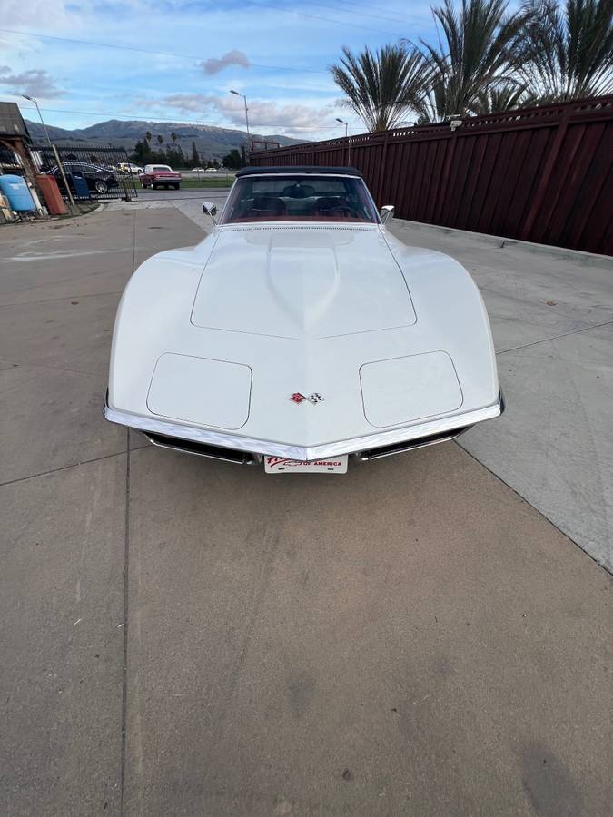 Chevrolet-corvette-1972-white-4