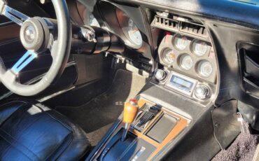 Chevrolet-corvette-1975-1