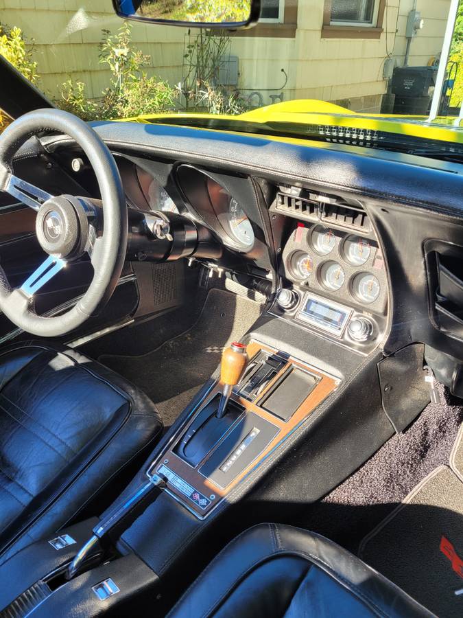 Chevrolet-corvette-1975-1