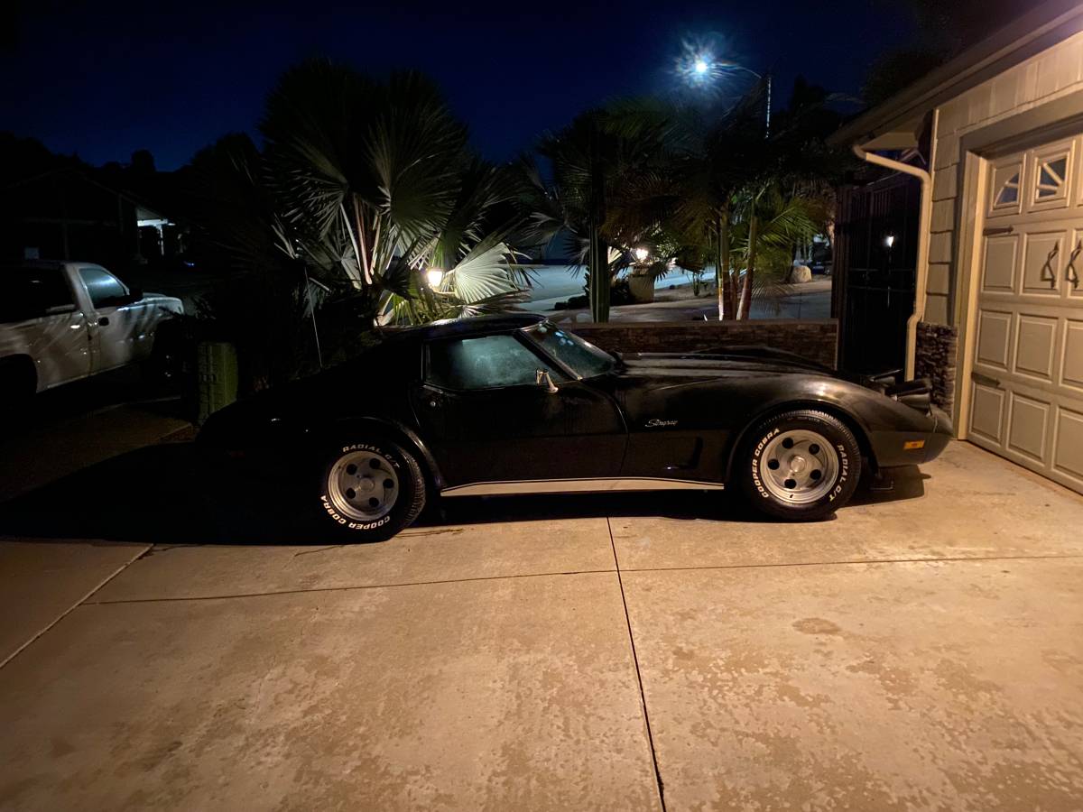Chevrolet-corvette-1975-black-3