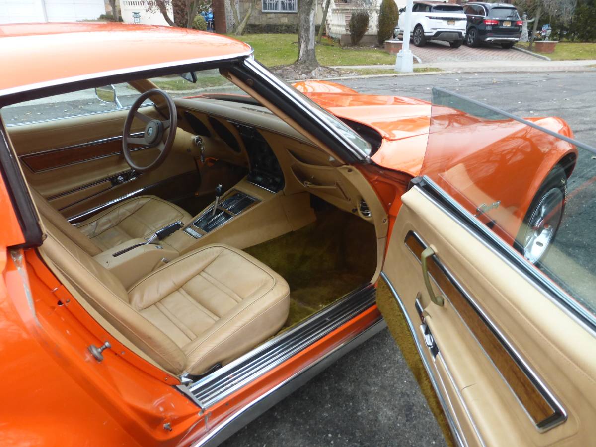 Chevrolet-corvette-1976-orange-21