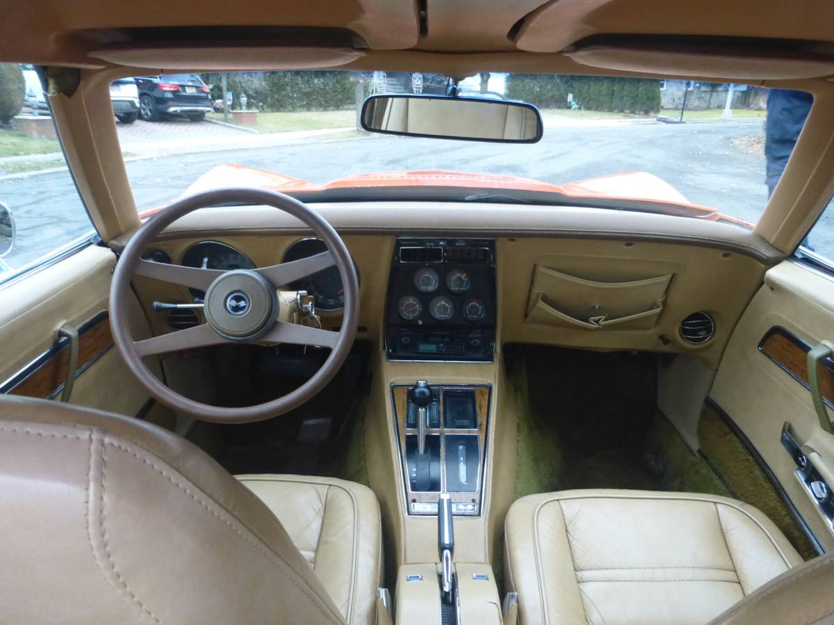 Chevrolet-corvette-1976-orange