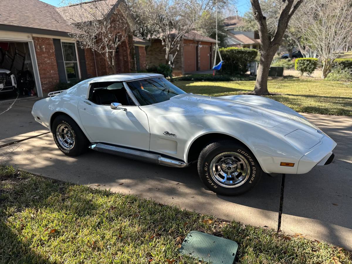 Chevrolet-corvette-1976-white-3