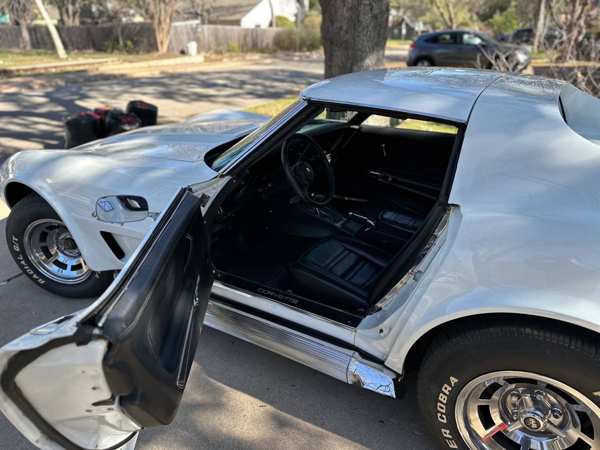 Chevrolet-corvette-1976-white-5