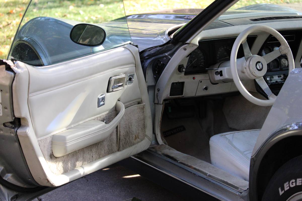 Chevrolet-corvette-1978-silver-12