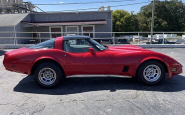 Chevrolet-corvette-1981-red-13