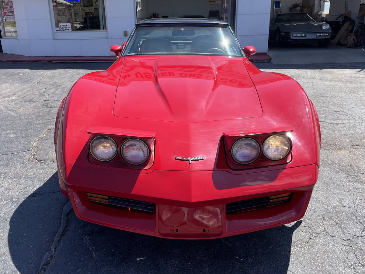 Chevrolet-corvette-1981-red-15