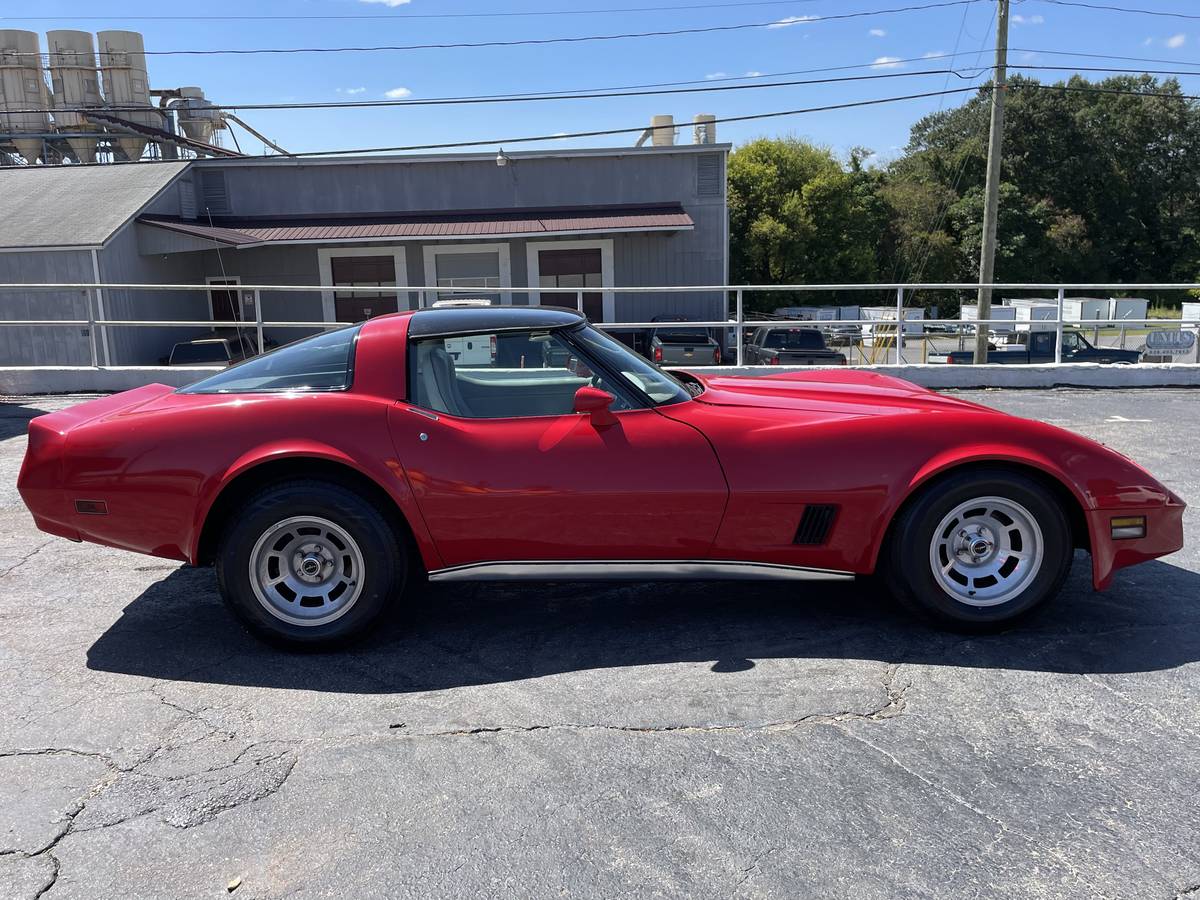 Chevrolet-corvette-1981-red-29