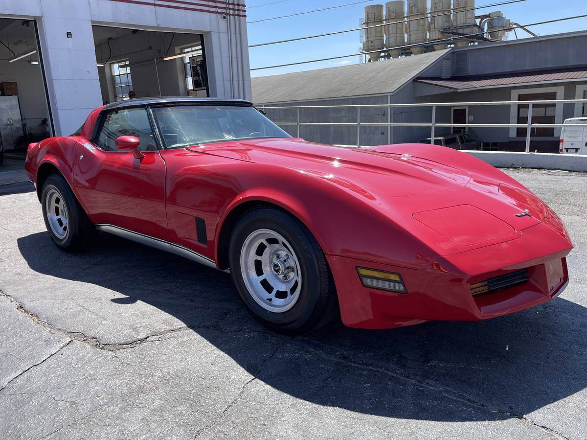 Chevrolet-corvette-1981-red-30