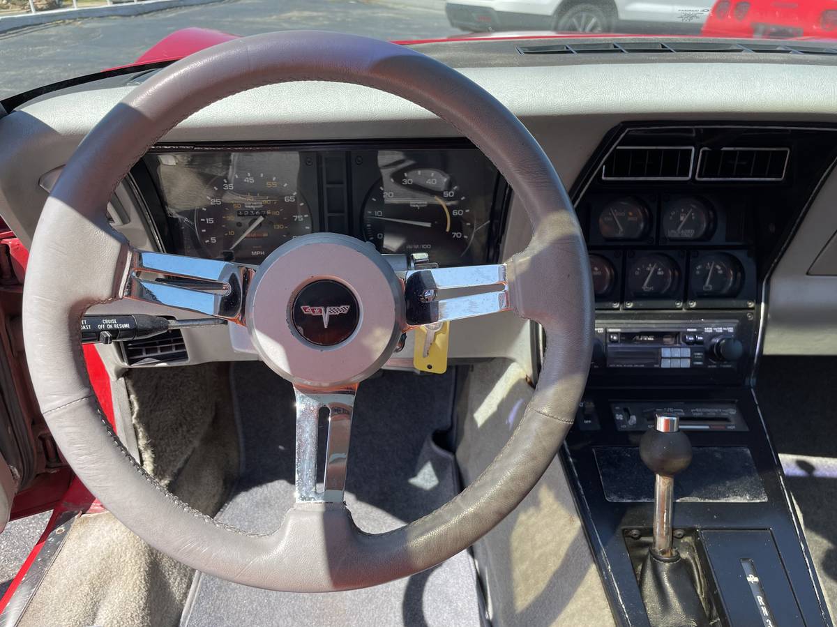 Chevrolet-corvette-1981-red-34