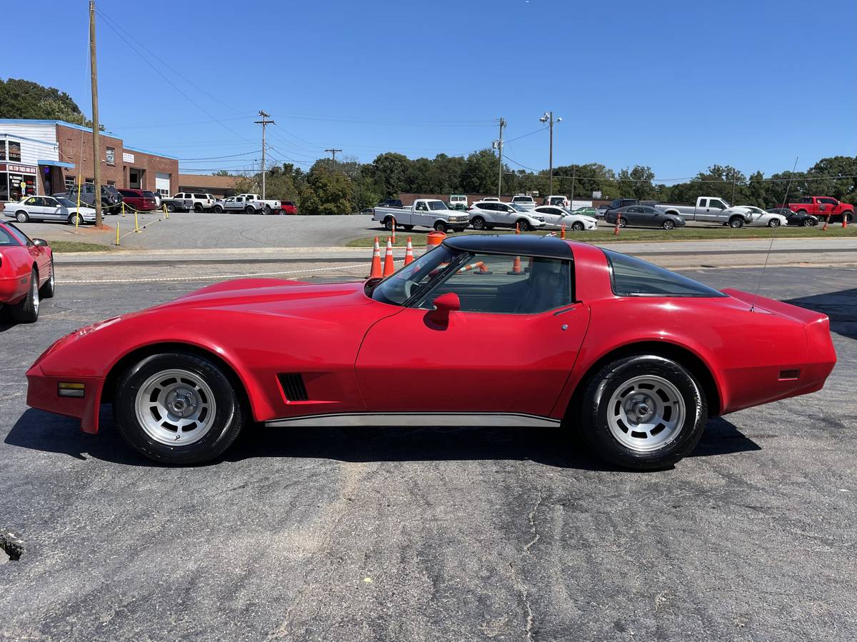 Chevrolet-corvette-1981-red-9