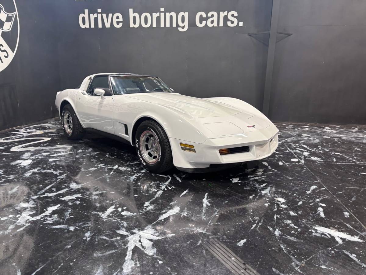 Chevrolet-corvette-1981-white-1