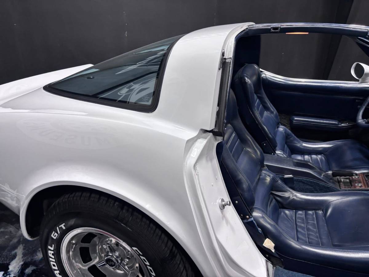 Chevrolet-corvette-1981-white-10