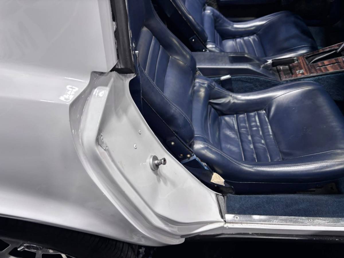 Chevrolet-corvette-1981-white-12