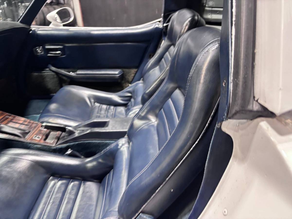 Chevrolet-corvette-1981-white-14