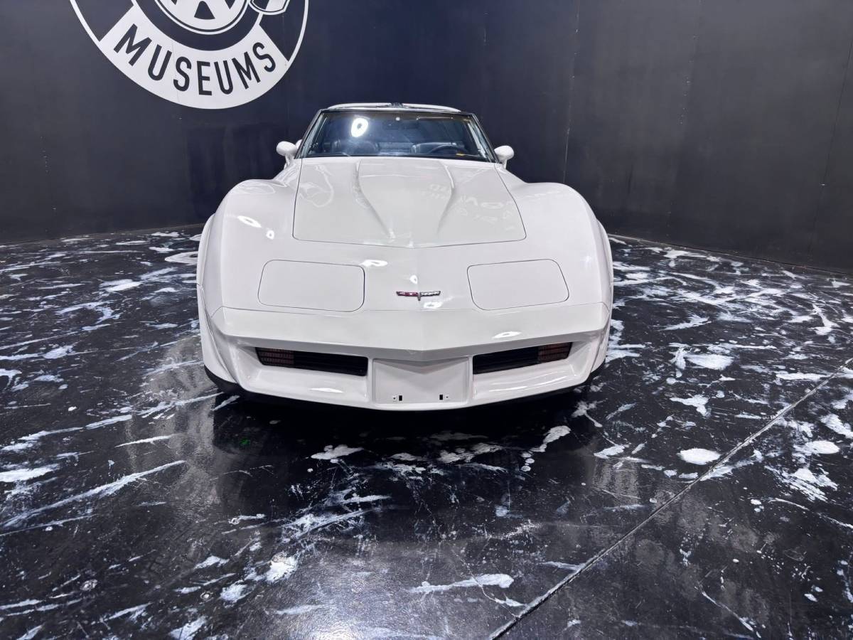 Chevrolet-corvette-1981-white-2
