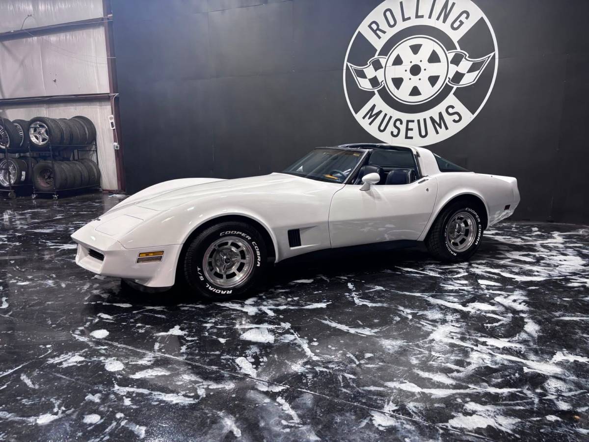 Chevrolet-corvette-1981-white-3