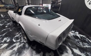 Chevrolet-corvette-1981-white-4